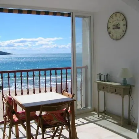 Klein Cosy Met Frontaal En Zeezicht Damas